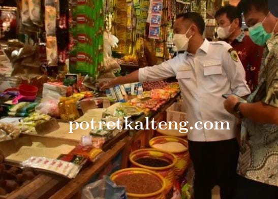Pastikan Stok Minyak Goreng, Wali Kota Palangka Raya Lakukan Sidak di Pasar Kahayan