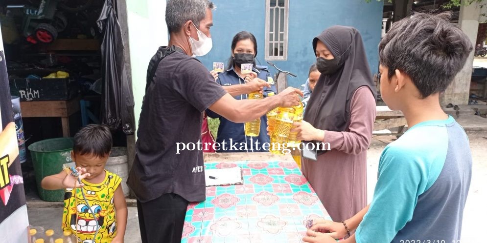 Dinas Perdagangan Menjalankan Operasi Minyak Goreng Murah di Kelurahan Kereng Bangkirai