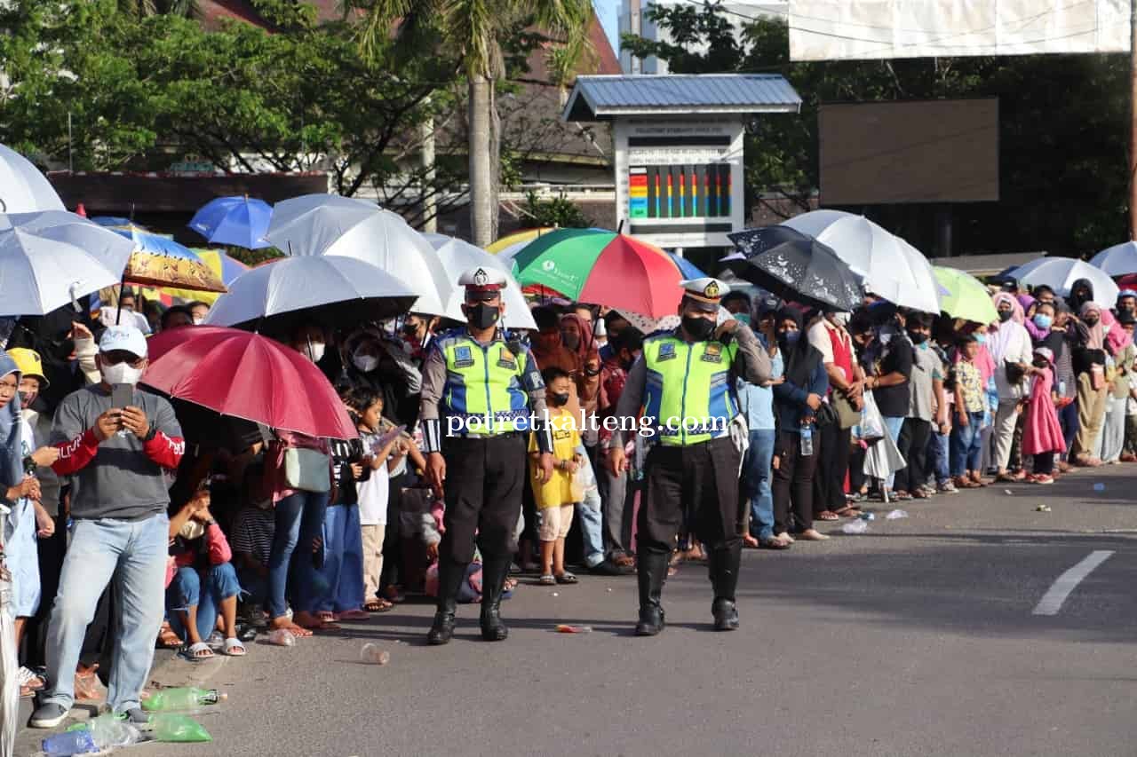 Direktorat Lalu Lintas Polda Kalteng Amankan Jalur Karnaval Festival Budaya Isen Mulang 2022
