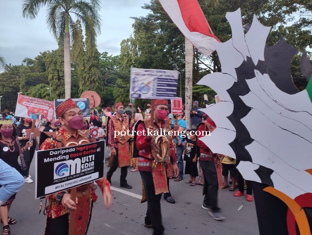 Diskominfosantik Provinsi Kalteng Ikut Meriahkan Pawai Festival Budaya Isen Mulang 2022