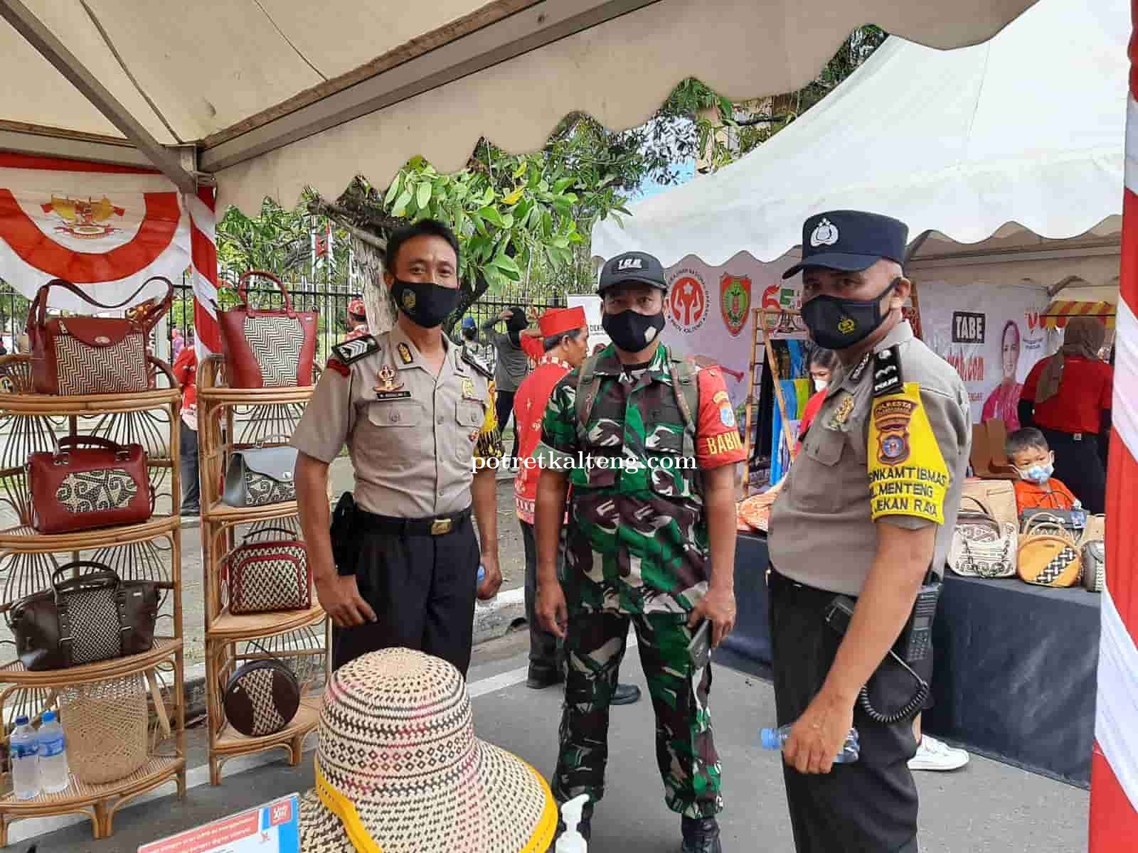 Personel Polsek Pahandut bersama Babinsa Kelurahan Menteng Amankan Perayaan HUT ke-65 Provinsi Kalte