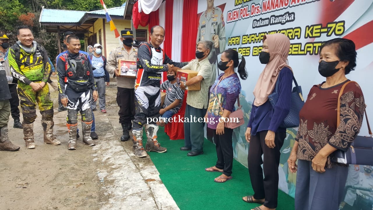 Kapolda Kalteng Bagikan Bansos ke Warga Desa Dalam Even Bhayangkara Trail Adventure