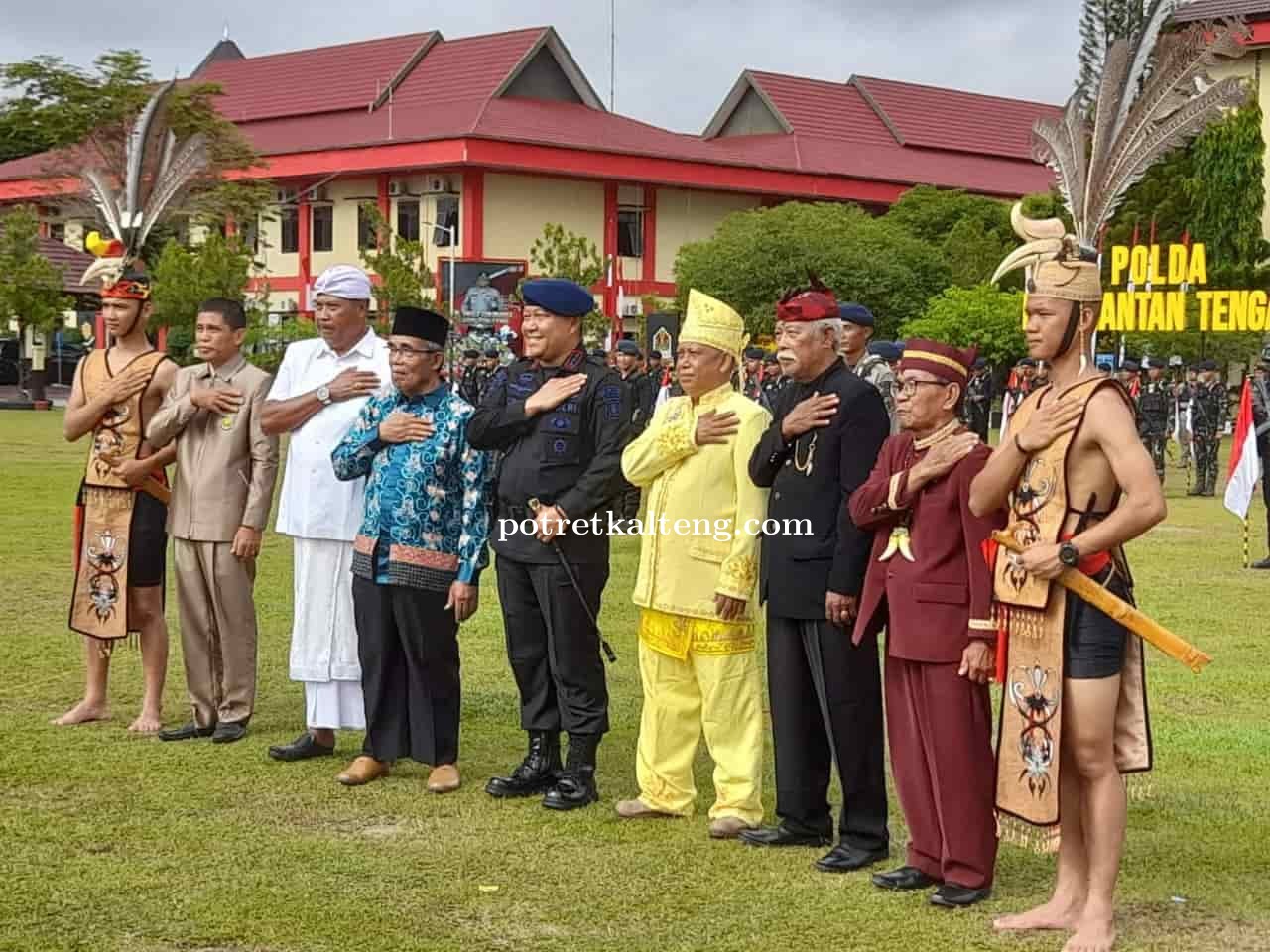 Anggota Brimob Polda Kalteng, Tokoh Adat Dan Tokoh Masyarakat Ucapkan Selamat Kepada Dankor Brimob