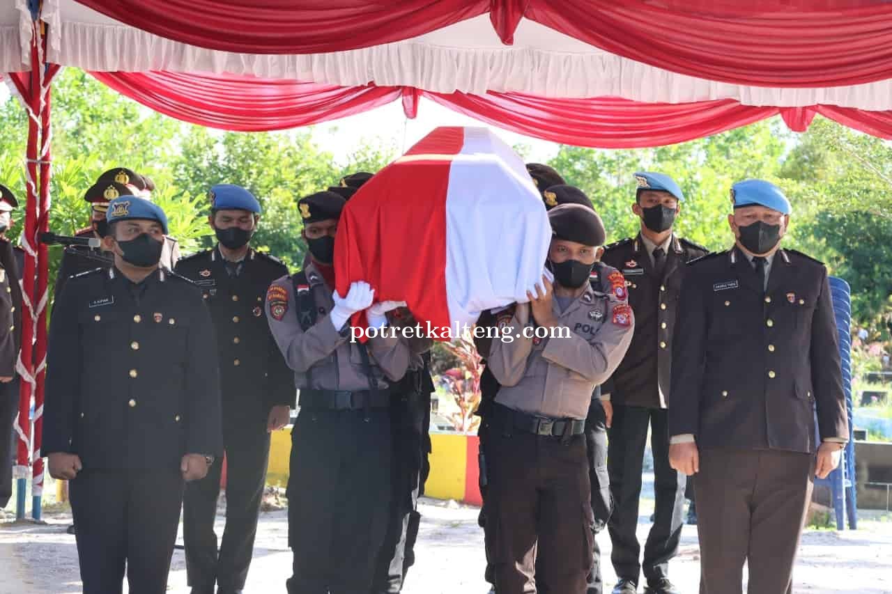 Pejabat Polda dan Polresta Palangka Raya Hadiri Prosesi Pemakaman AKBP Ahmad Yani, S.I.K