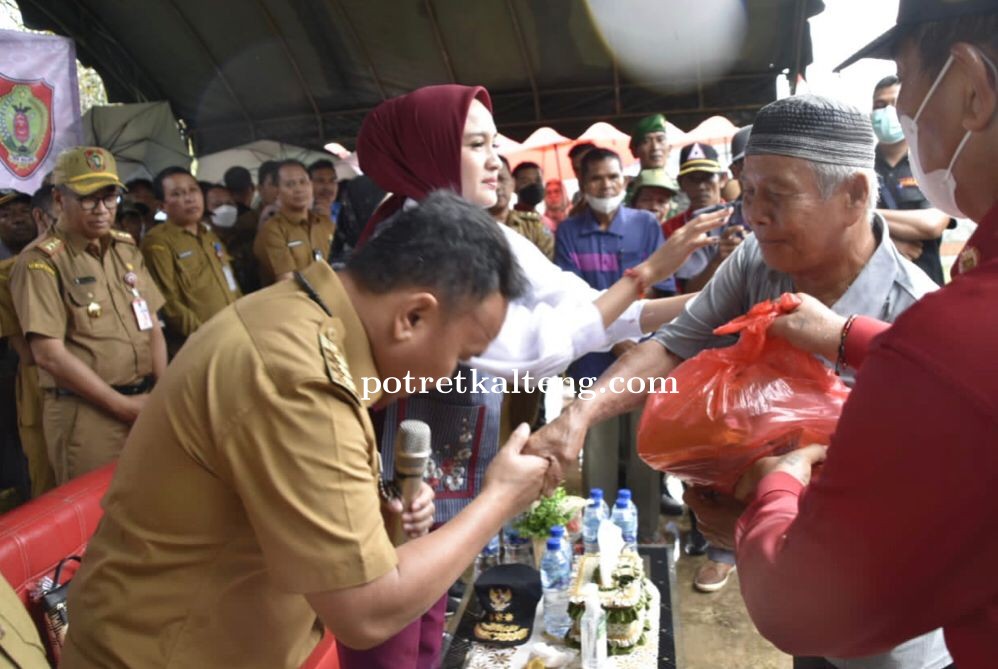 Gubernur Kalteng H. Sugianto Sabran Gratiskan 200 Paket Sembako Kepada Masyarakat