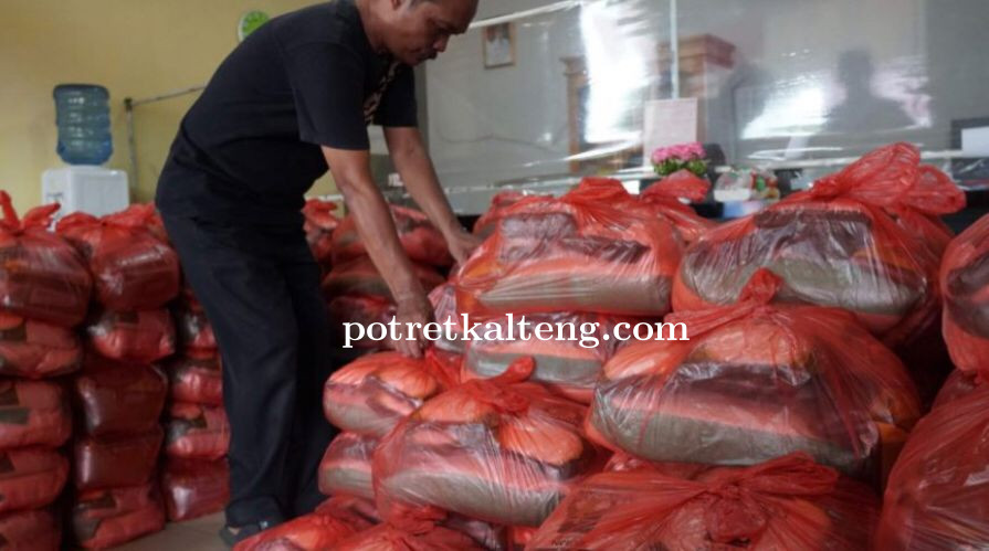 Pemprov Kalteng Distribusikan 500 Paket Sembako Murah Untuk Warga Kelurahan Langkai