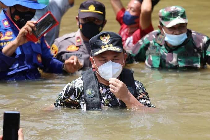 LSR Ucapkan Terima Kasih Untuk Gubernur Yang Berani Menceburkan Diri Saat Meninjau Daerah Banjir