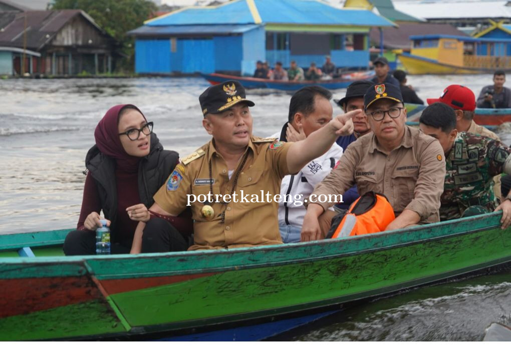 Menggunakan Perahu Klotok, Gubernur Kalteng Sambangi Warga Bantaran Sungai Arut yang Terdampak Banji
