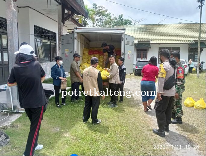 Pemko Palangka Raya Distribusikan 350 Paket Sembako di Kelurahan Pager