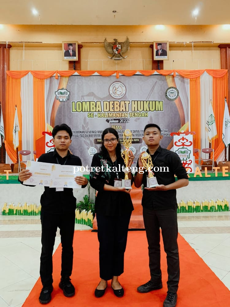 Perwakilan Tim FH UPR Raih Juara 1 Dalam Lomba Debat Hukum se-Kalimantan.