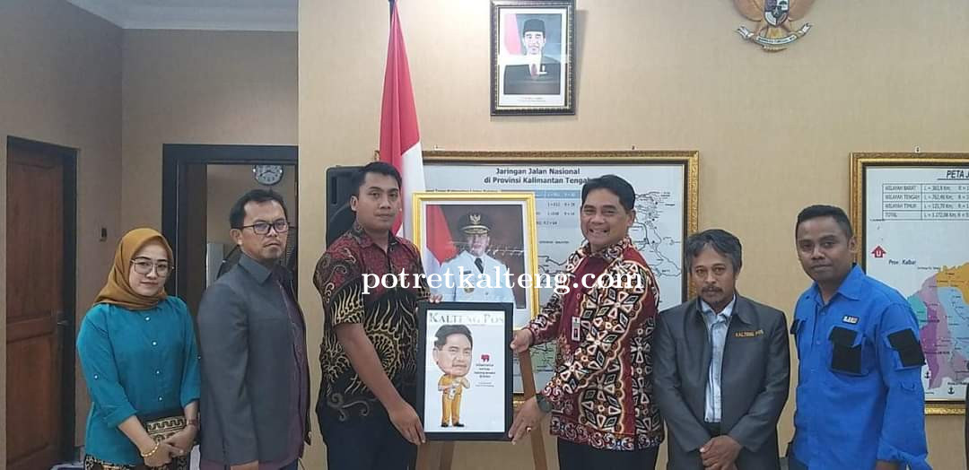 Kepala Dinas PUPR Provinsi Kalteng Terima Penghargaan Dari Kalteng Pos