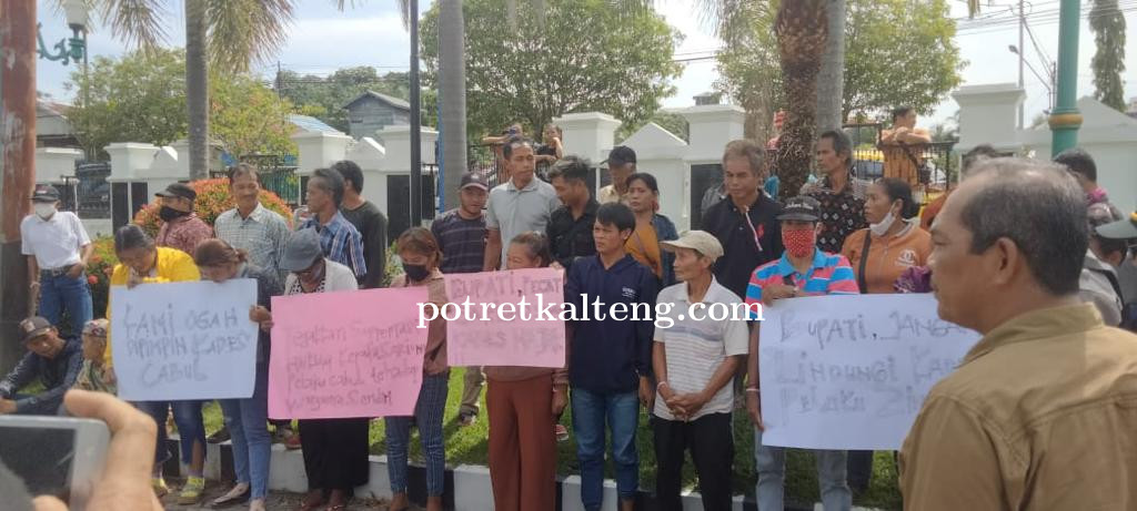 Ratusan Warga Hajak Geruduk Kantor DPRD Barito Utara, Tuntut Diturunkannya Kades Hajak