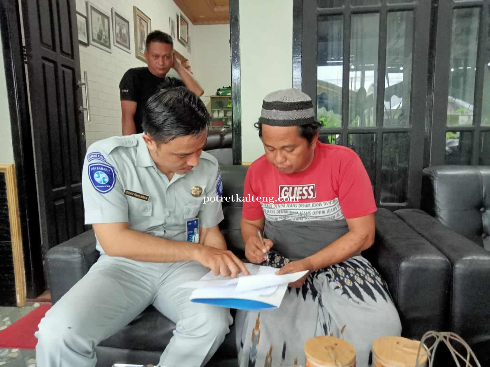 Korban Tabrakan Daihatsu Ayla dan Tronton di Kumai Dapat Santunan Dari Jasa Raharja 