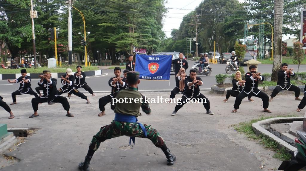 Peringati Bulan Ramadhan, IKSPI Kera Sakti Palangka Raya Bagikan Takjil Untuk Pengendara