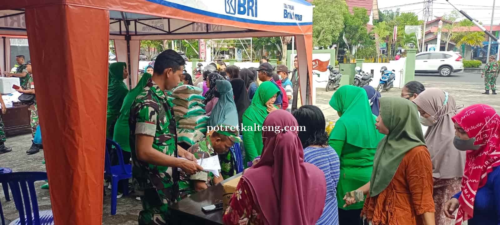 Pasar Murah yang Digelar Koramil 1011-04 Selat Kapuas disambut antusias Warga