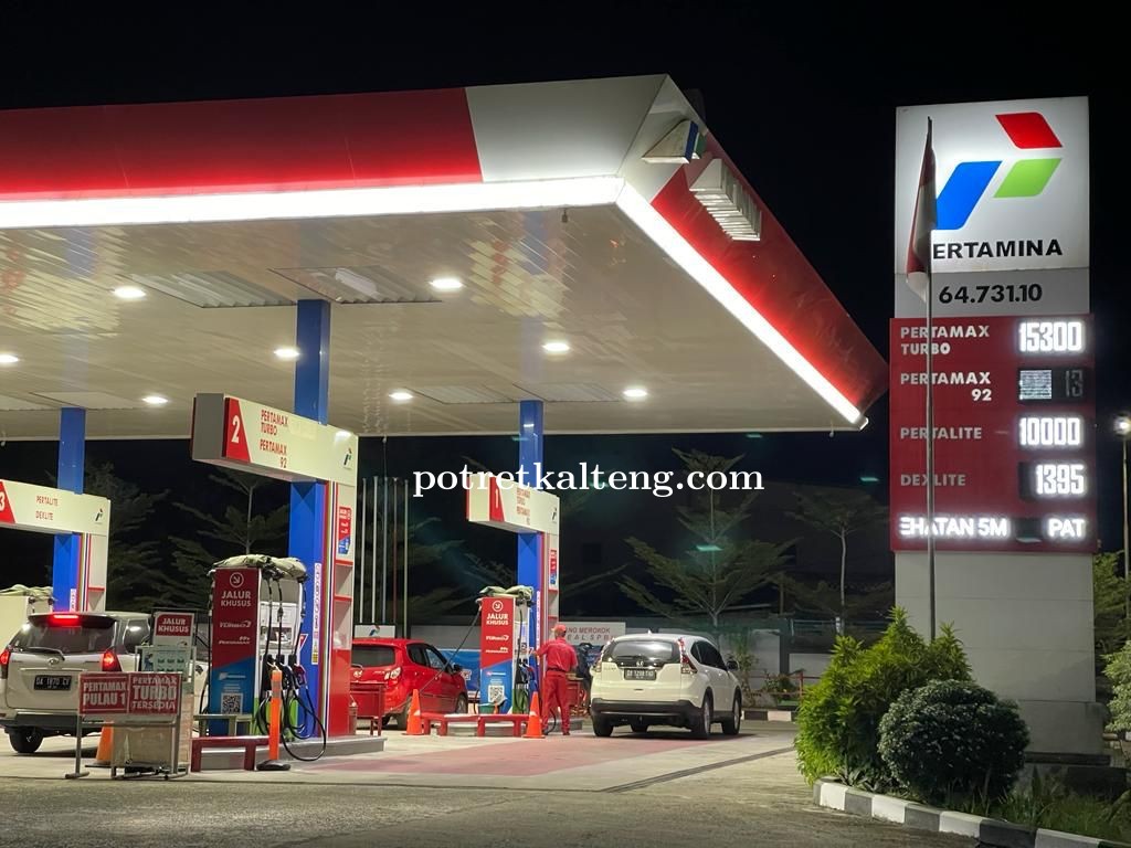 Petugas SPBU Yos Sudarso Bersihkan Kaca Pelanggan Yang Mengantri Tuai Komentar Positif Netizen