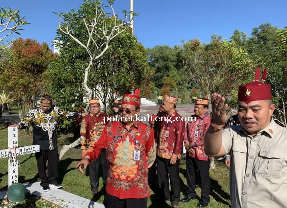 Sekda Kalteng Pimpin Upacara Ziarah di Taman Makam Pahlawan