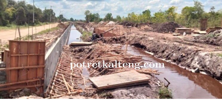 Perusahaan Bantah Gunakan Pasir Ilegal Pada Proyek Pembangunan Drainase Pengendali Banjir di Sampit