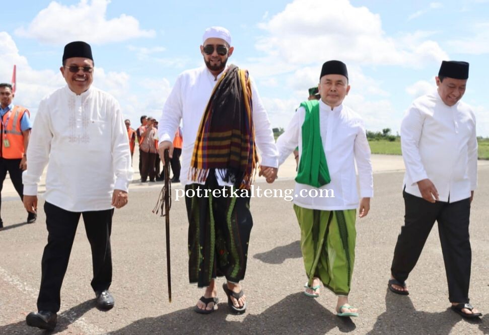 Gubernur Kalteng Sambut Langsung Kedatangan Habib Syech bin Abdul Qodir Assegaf.