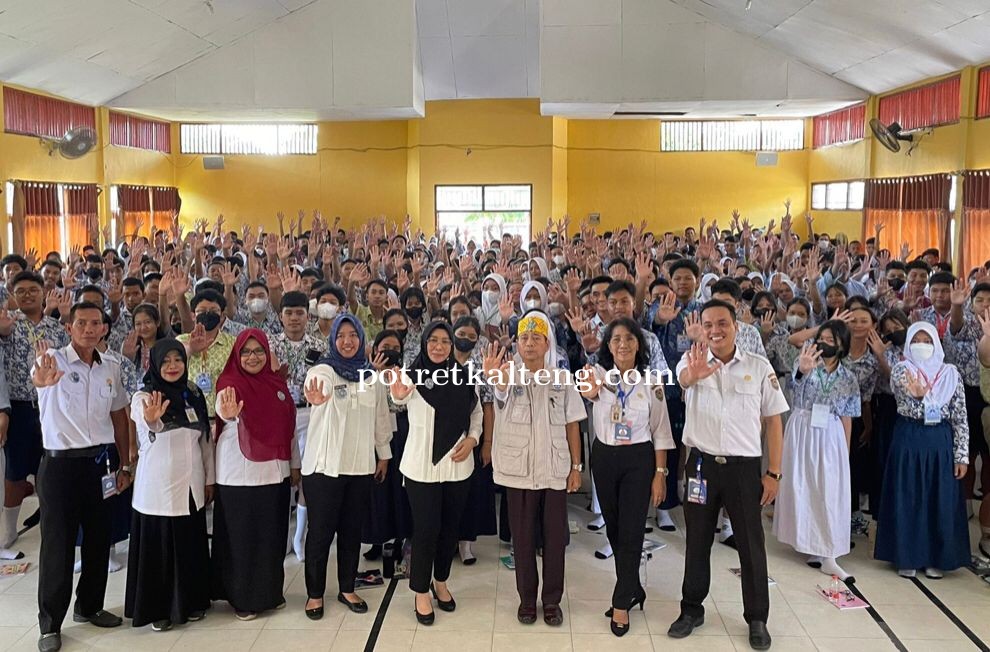 Kepala Dispursip Prov Kalteng Nunu Andriani Ingatkan para Siswa SMA untuk Rajin Ke Perpustakaan