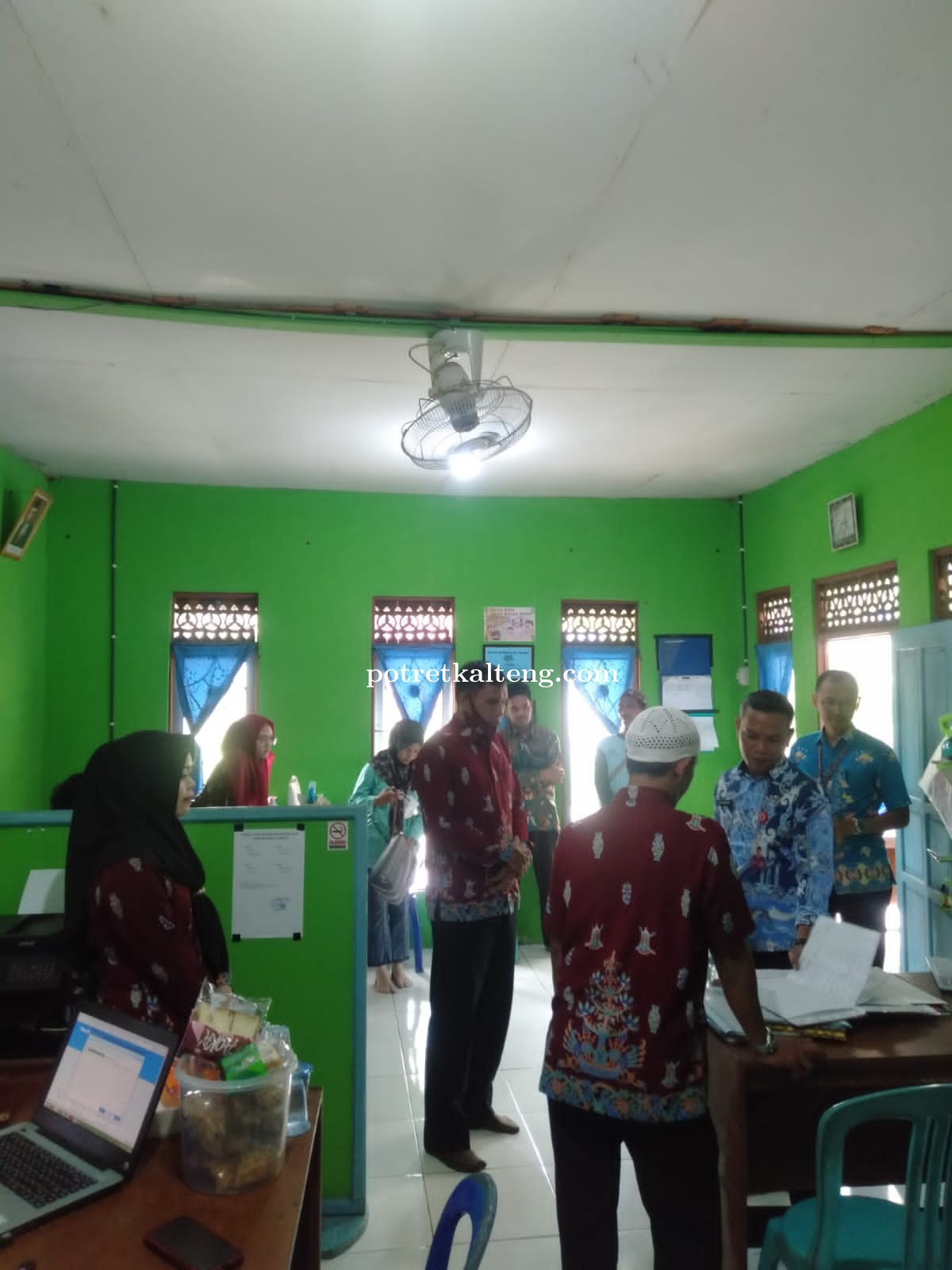 Kadis DPMD Kapuas Sidak Aparatur Desa Anjir Mambulau Barat