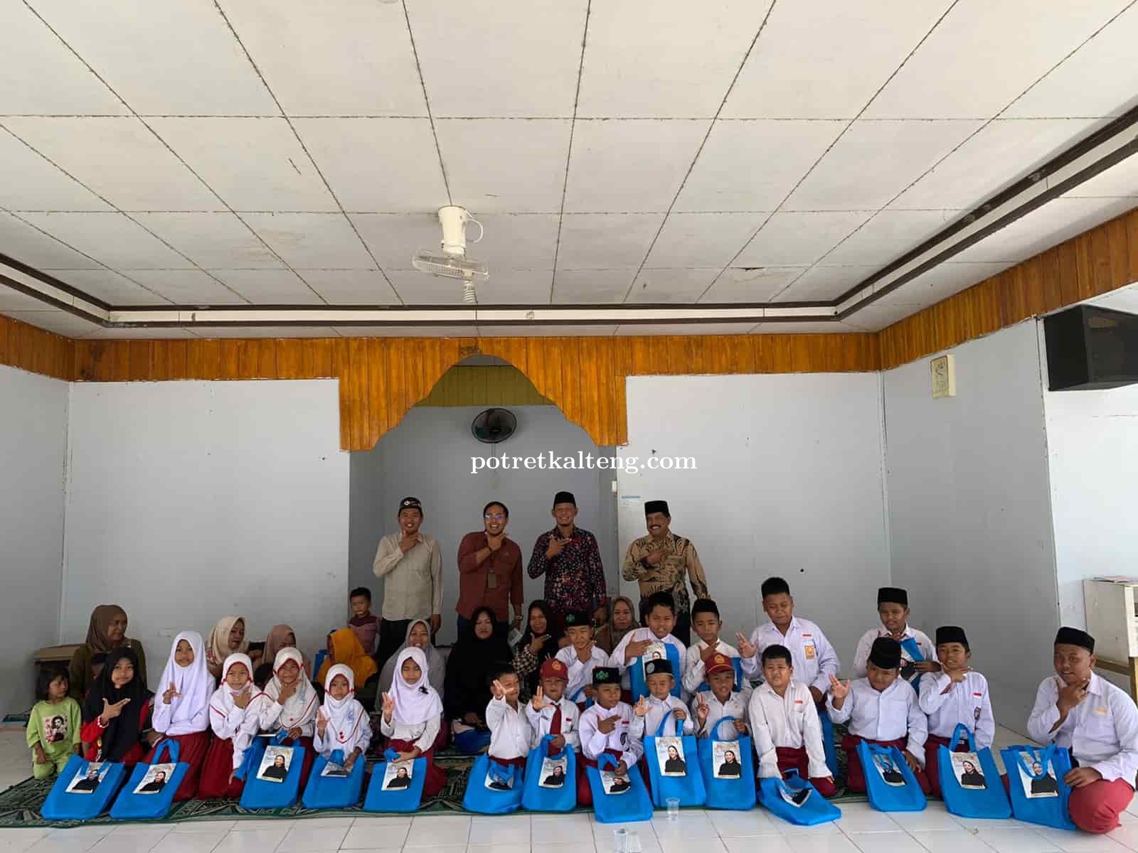 Salurkan Bantuan diPelosok, Monica Putri Rasyid Dorong Perbaikan Kualitas Pendidikan di Kalteng