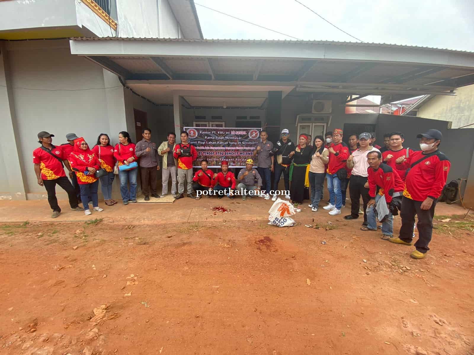 Diduga Rusak lahan Masyarakat Dayak, Kantor PT. KBU Disegel Fordayak