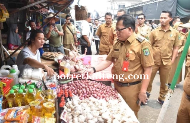 Pj Bupati Kapuas Tinjau Kondisi Harga Komoditi Pangan di Pasar