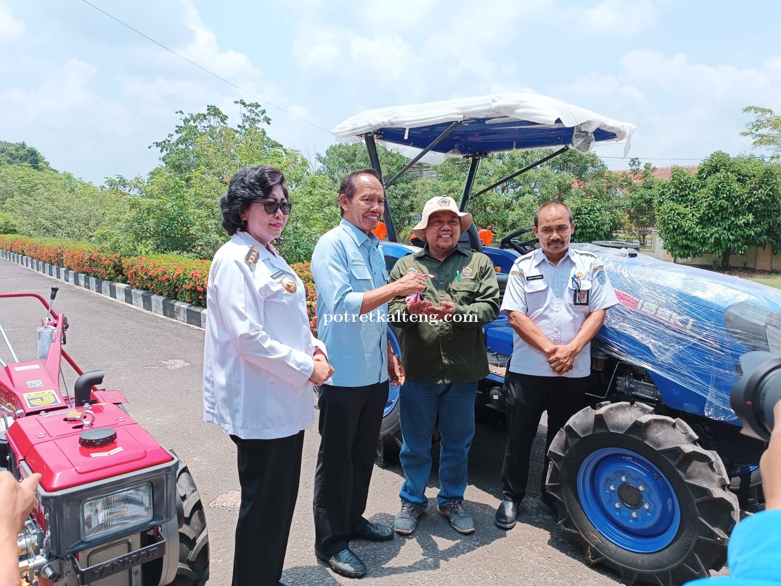 Bambang Purwanto Bagikan Alsintan Gratis, Dorong Minat Bertani Generasi Muda Yang Mulai Menurun