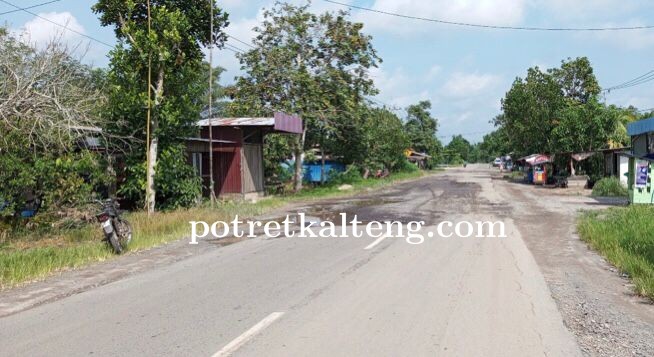 Wakil Ketua 1 DPRD Kotim Soroti Jalan Lintas Provinsi di Desa Basirih Yang Rusak Parah