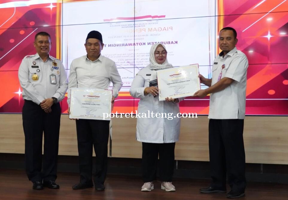 Asisten Pemprov Kalteng Serahkan Piagam Penghargaan Kabupaten/Kota Peduli HAM Tahun 2023