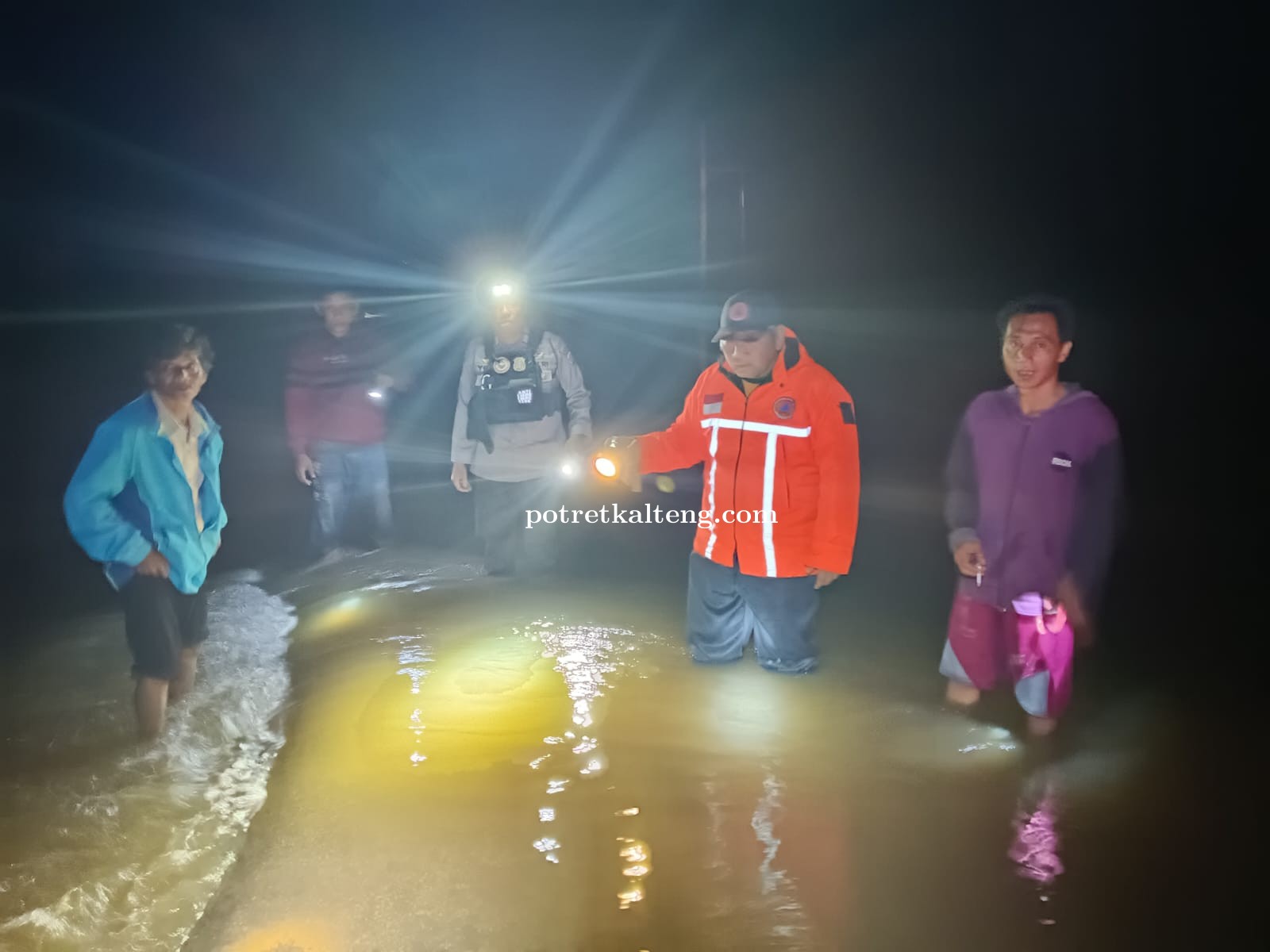 Sungai Barito Meluap, Ruas Jalan Buntok - Palangka Raya    Terendam Banjir