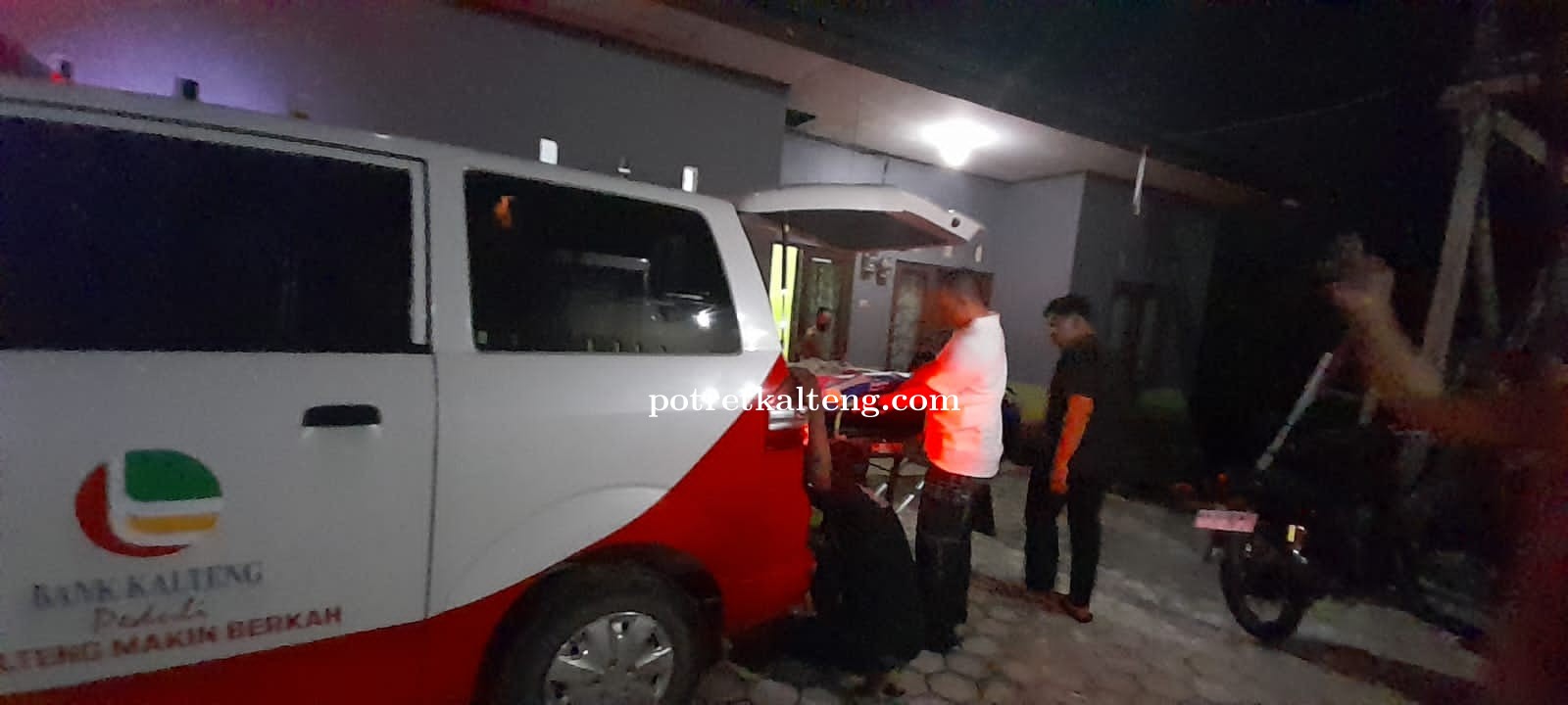 Peduli Kemanusiaan,Kapolsek Parenggean Bersama LSR Bawa Warga Tidak Mampu Berobat
