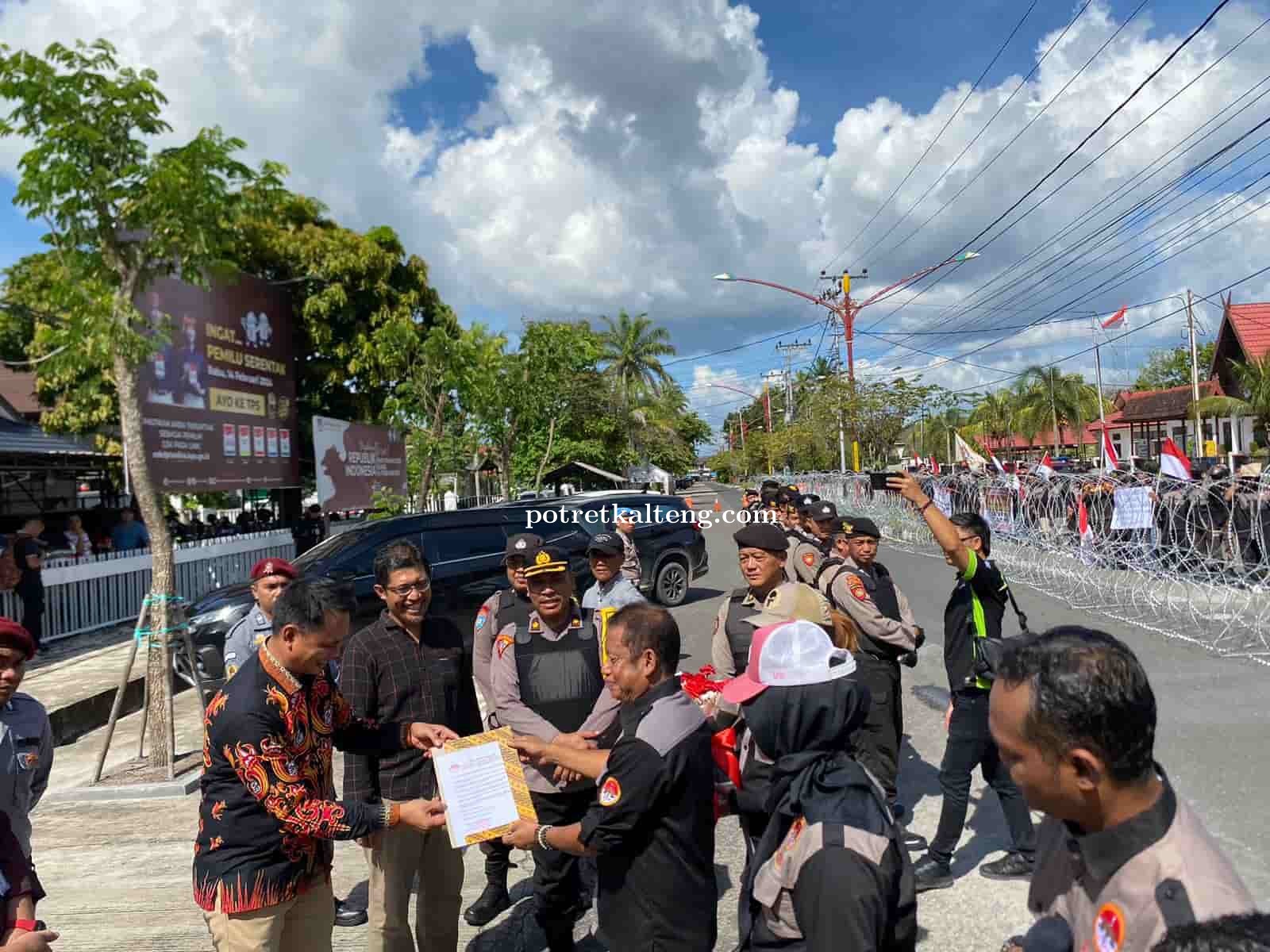 Gelar Aksi damai dikantor KPU, LSR LPMT Kalteng Dukung Pemilu Jujur dan Adil
