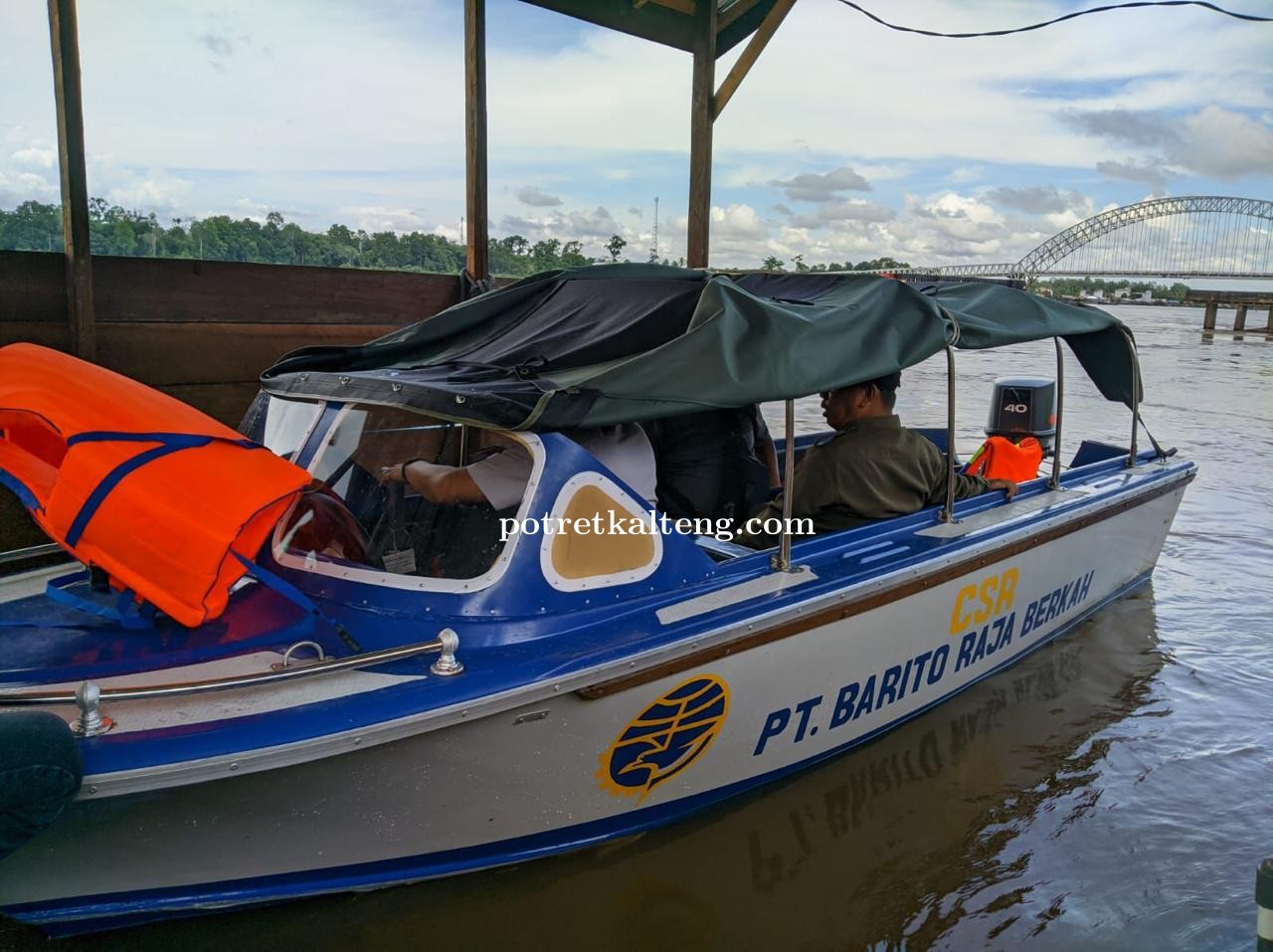 PT. Barito Raja Berkah Serahkan 1 Unit Speedboat dan Pos Terpadu Pengaman Jembatan Kalahien