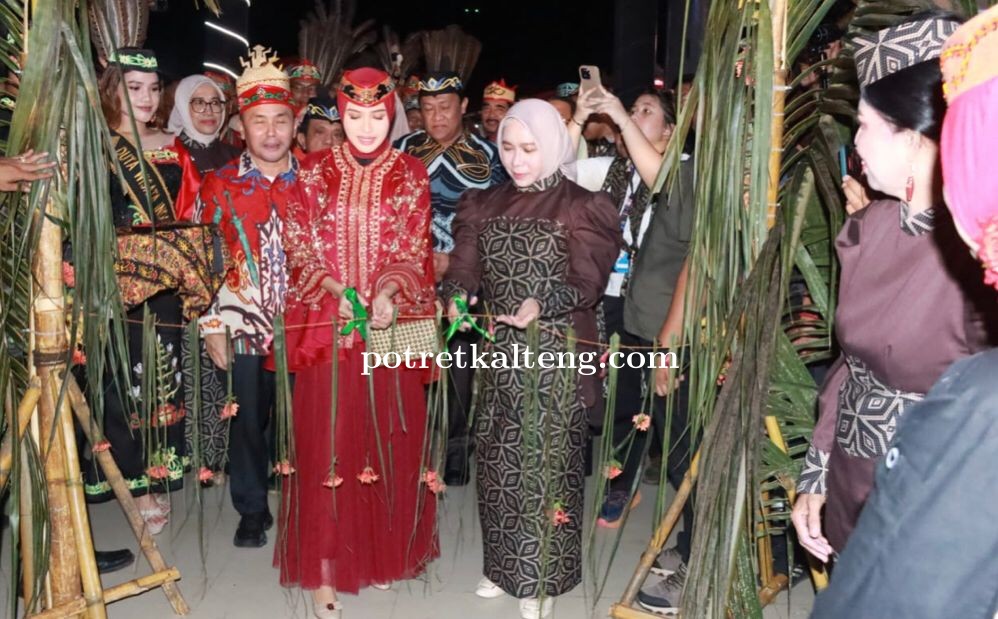 Ketua TP PKK Ivo Sugianto Sabran Potong Pita Tanda Dibukanya Festival Kuliner Nusantara Tahun 2024