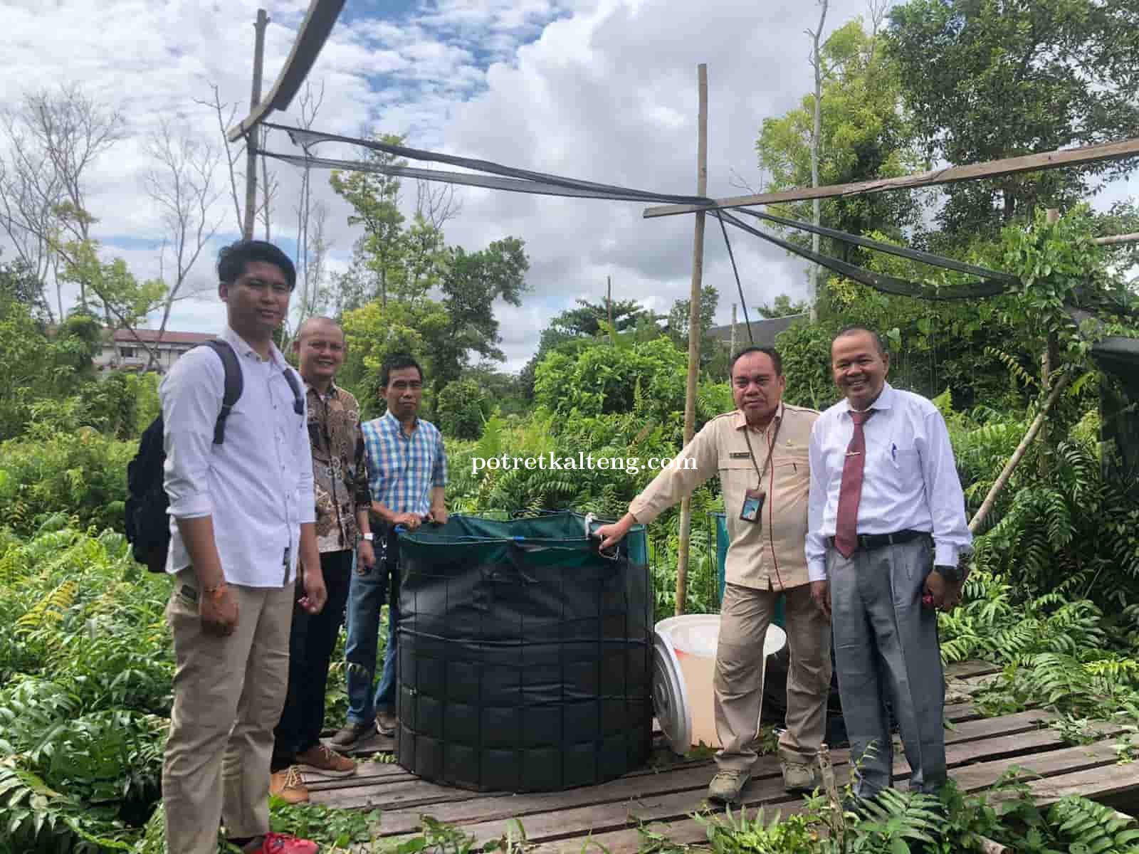 Dosen Fakultas Hukum UPR Berebut Membeli Ikan Hasil Panen UKM Ekonomi Kreatif Fakultas Hukum UPR