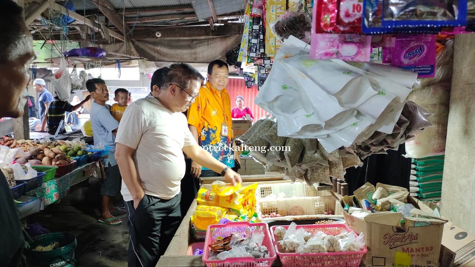 Pj. Bupati Gumas Sidak Pasar di Kuala Kurun, Pantau Harga Kebutuhan Pokok