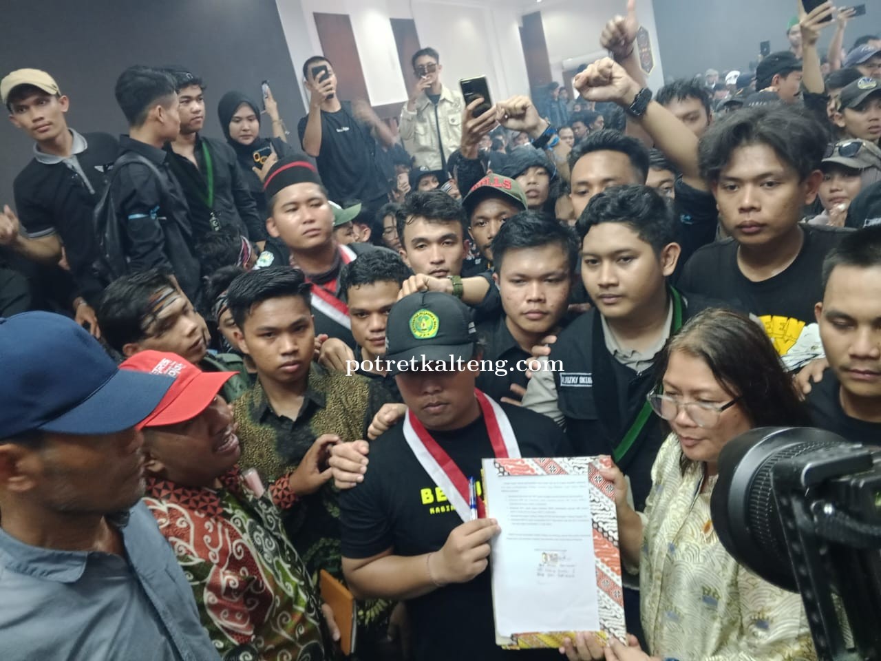 Desak Pemerintah Patuhi Putusan MK, Aliansi Masyarakat Melawan Geruduk DPRD Kalteng