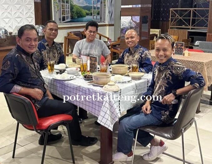 Nuansa Batik Temani Bincang Politik Di Cafe Bertema Otentik