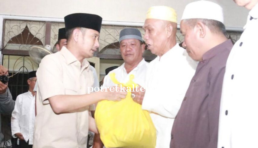 Wali Kota Palangka Raya Salurkan 2.000 Paket Sembako untuk Korban Banjir di Mendawai