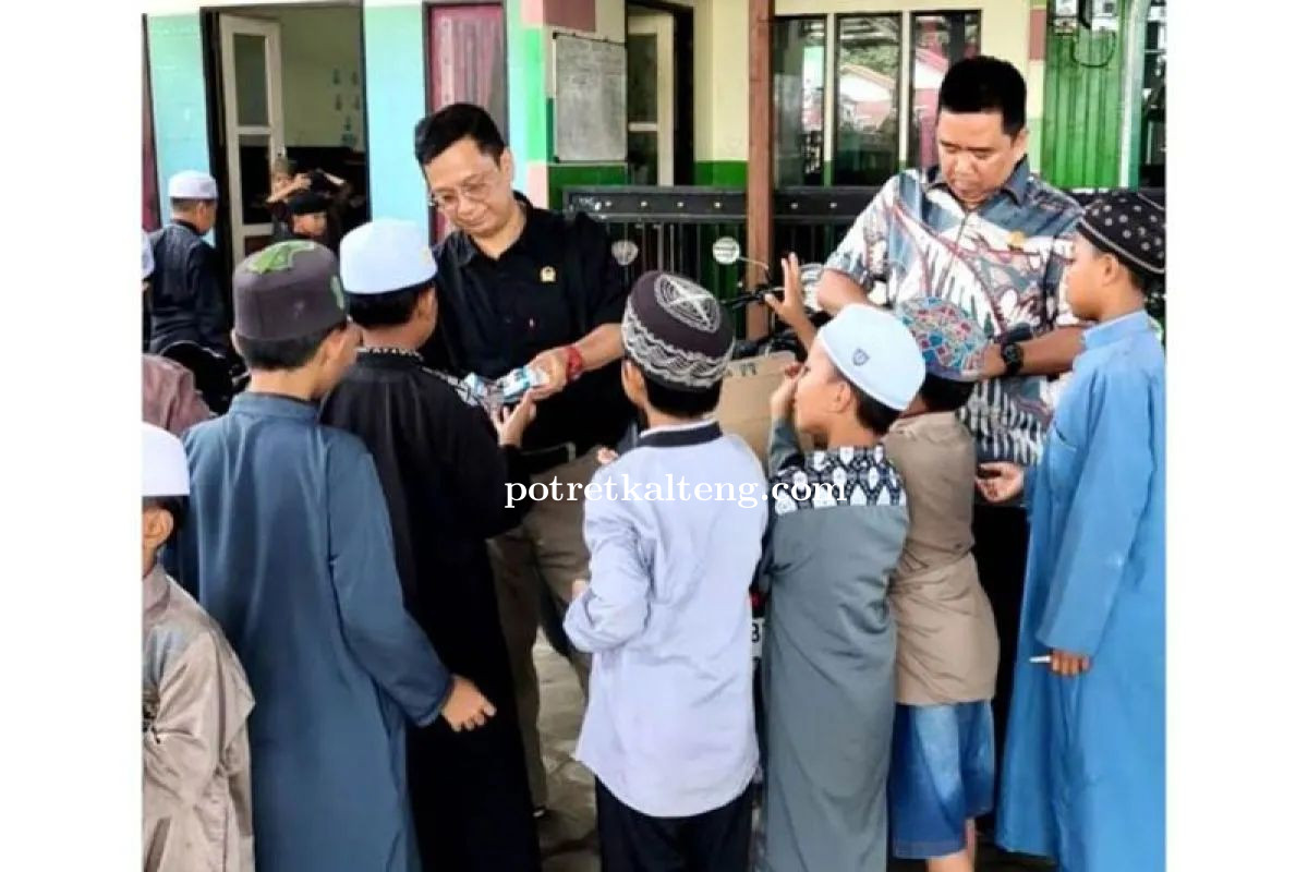 Wujud Kepedulian, Anggota DPRD Barito Utara Bagikan Susu Gratis untuk Anak-Anak di Desa kandui