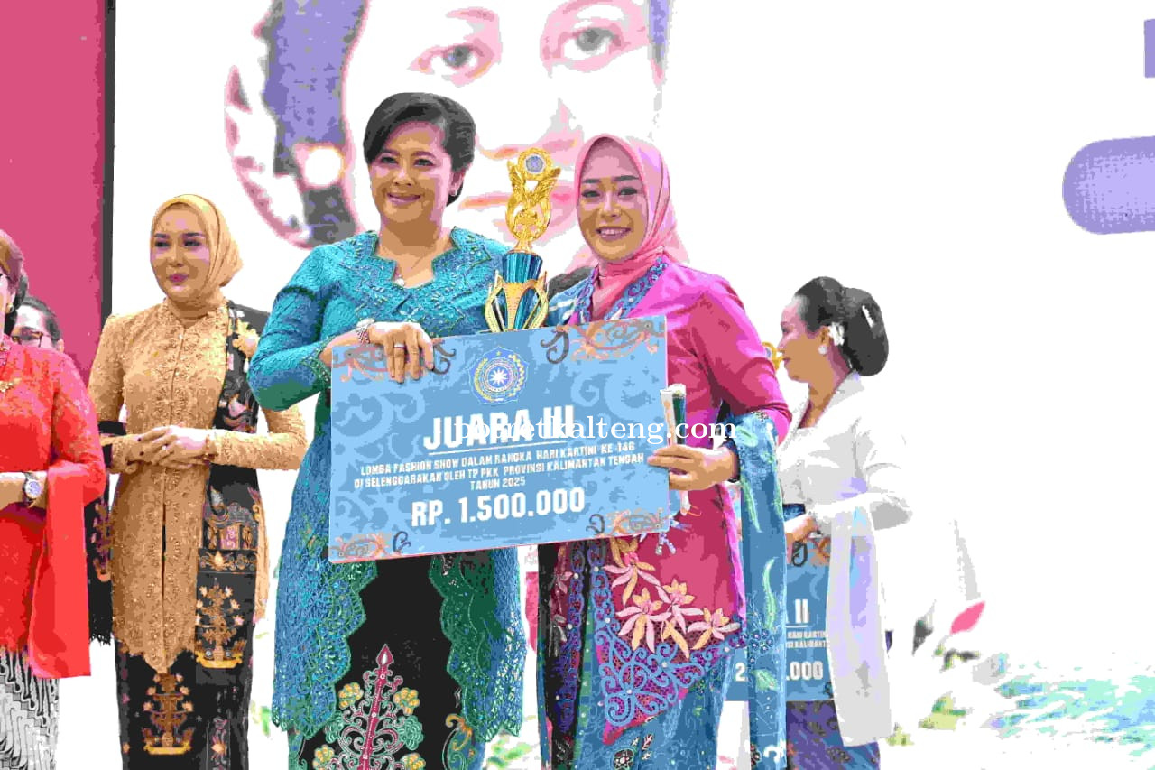 Istri Plt. Kadisdik Kalteng Raih Juara III Fashion Show Hari Kartini: Perpaduan Elegansi, Budaya, da