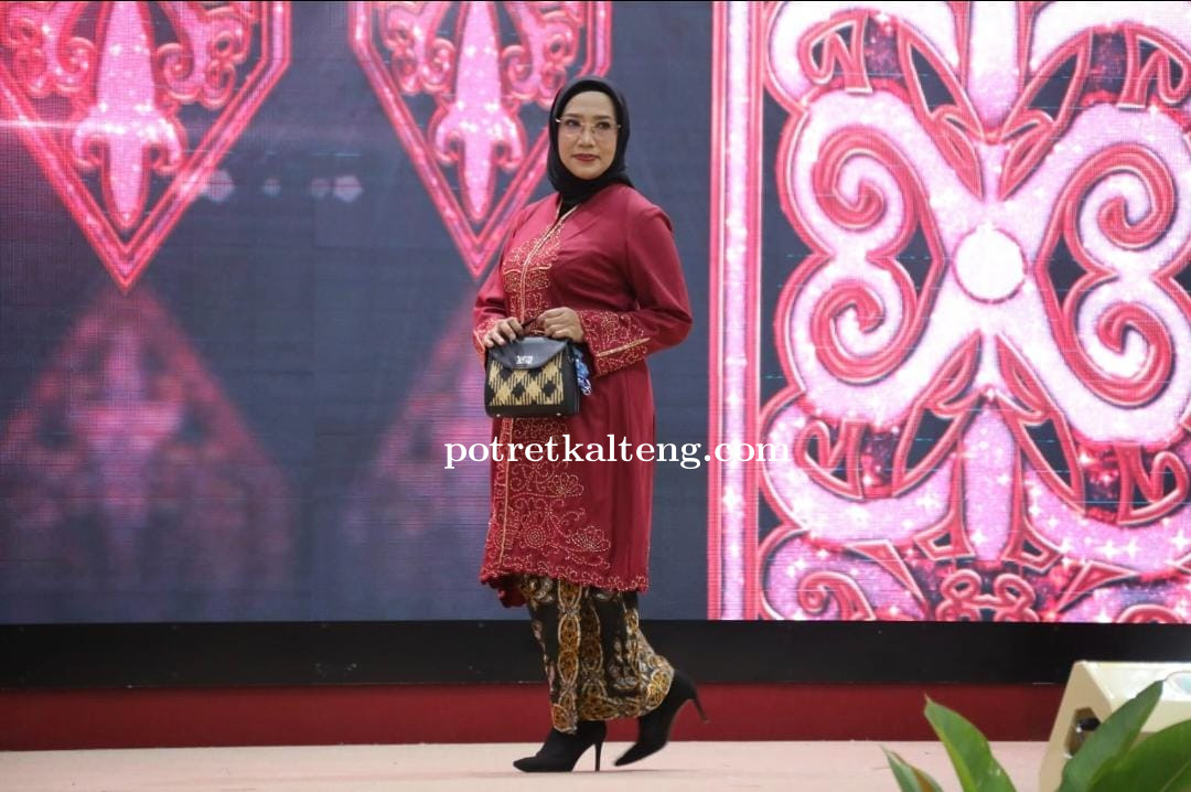 Kepala Dinas TPHP Prov. Kalteng Meriahkan Lomba Fashion Show Hari Kartini 2025 dengan Semangat Emans
