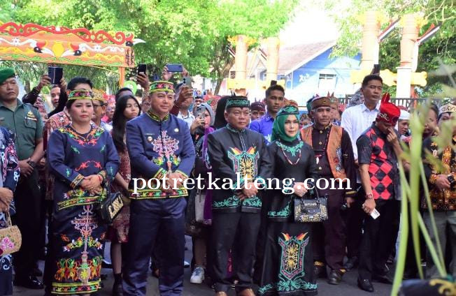 Bupati dan Wakil Bupati Kapuas Disambut dengan Ritual Adat Dayak