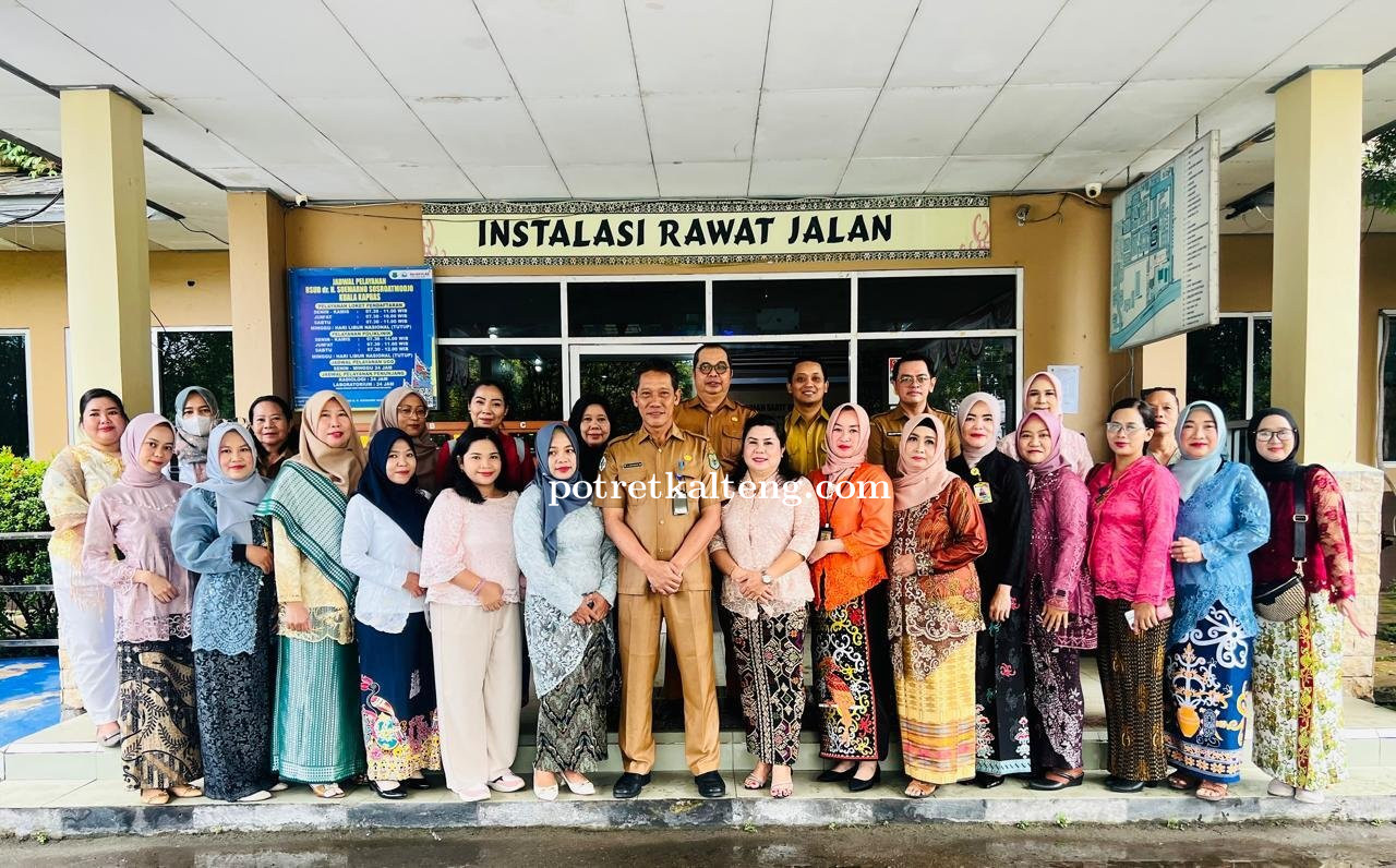 Peringati Hari Kartini 2025, Karyawati RSUD Kapuas Tampil Anggun Kenakan Kebaya Nasional