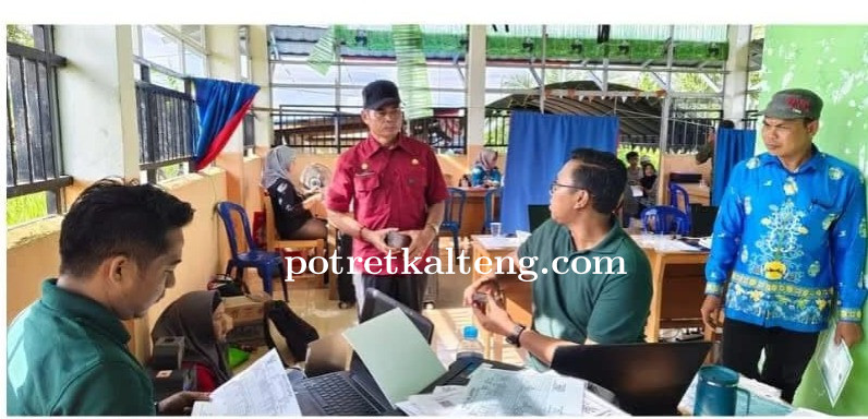 Disdukcapil Kapuas Jemput Bola Pelayanan Adminduk di Desa Saka Binjai