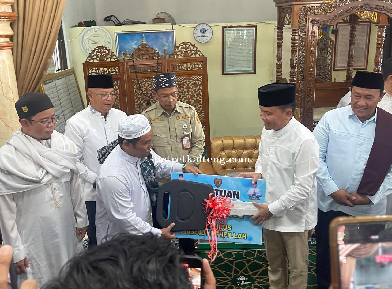 Gubernur H.Agustiar Serahkan Bantuan Mobil Jenazah dan Ambulans untuk Warga Komplek Puntun