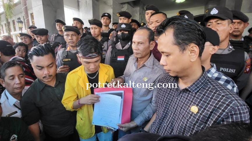 Pimpinan DPRD Kalteng Terima Aspirasi Mahasiswa Terkait Kebijakan Pemerintah Pusat
