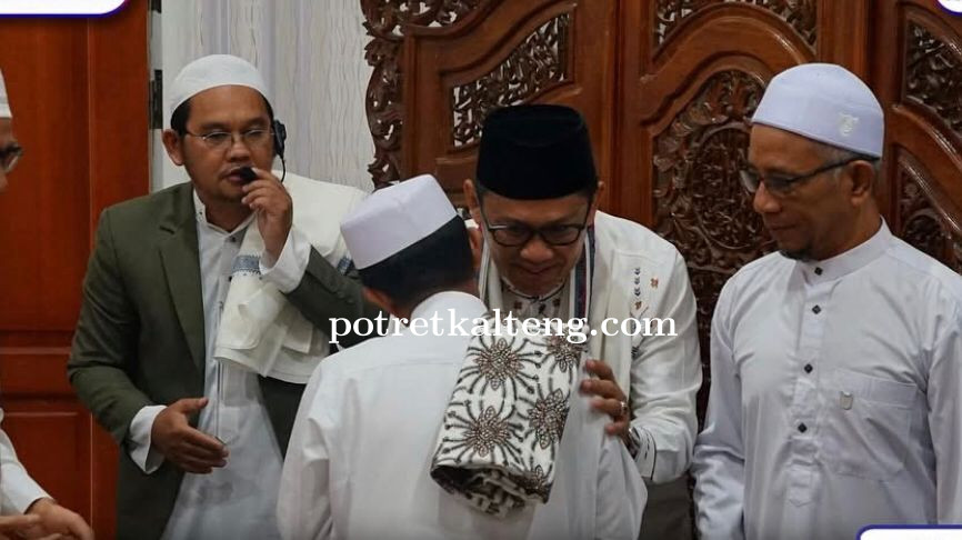 Pj. Bupati Barito Utara Laksanakan Sholat Idul Adha 1446 H di Masjid Raya Shiratal Mustaqim